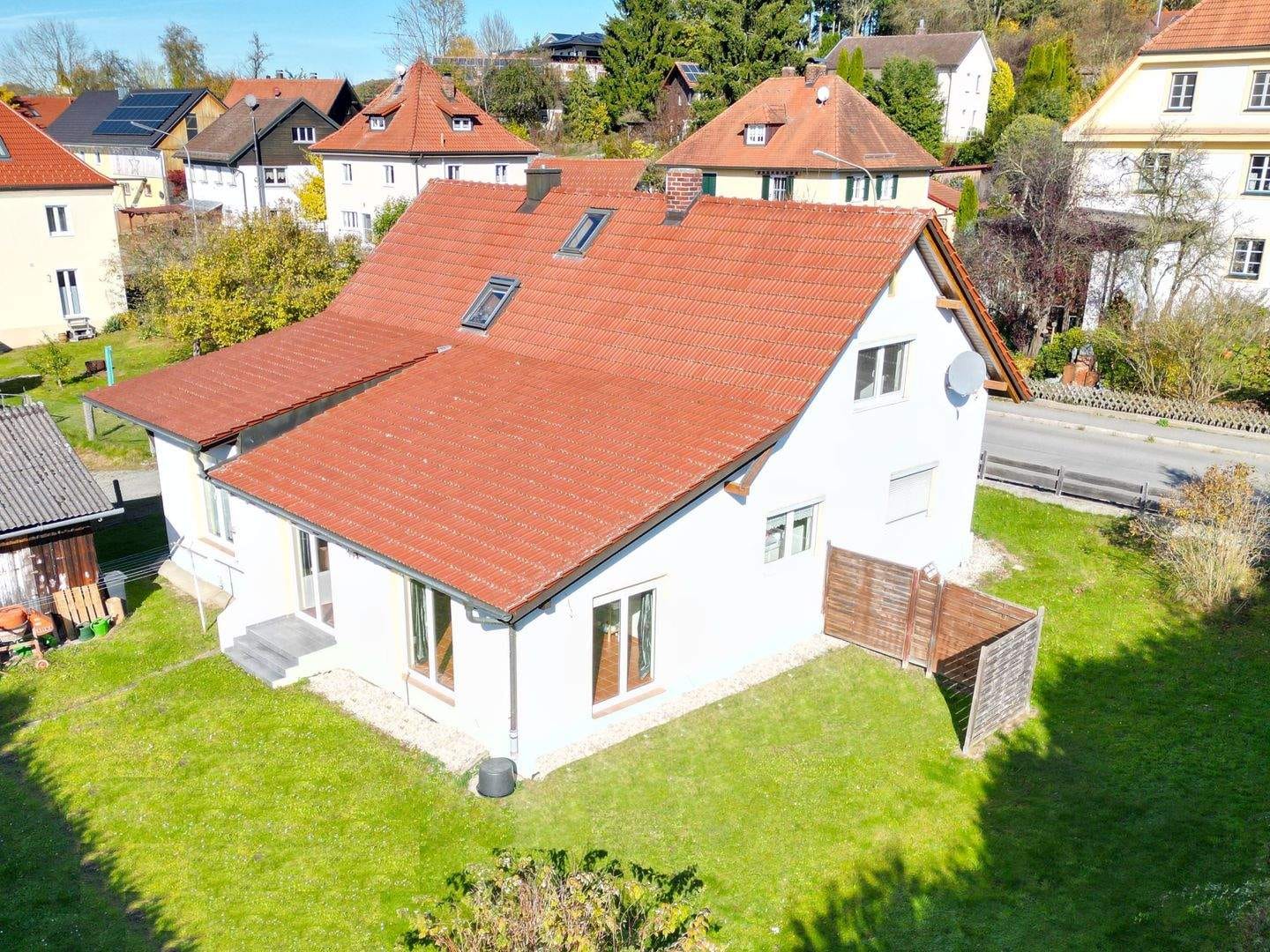 Immobilie in Ortenburg - Einfamilienhaus mit Gartenhütte am Siedlungsrand - Bild 2