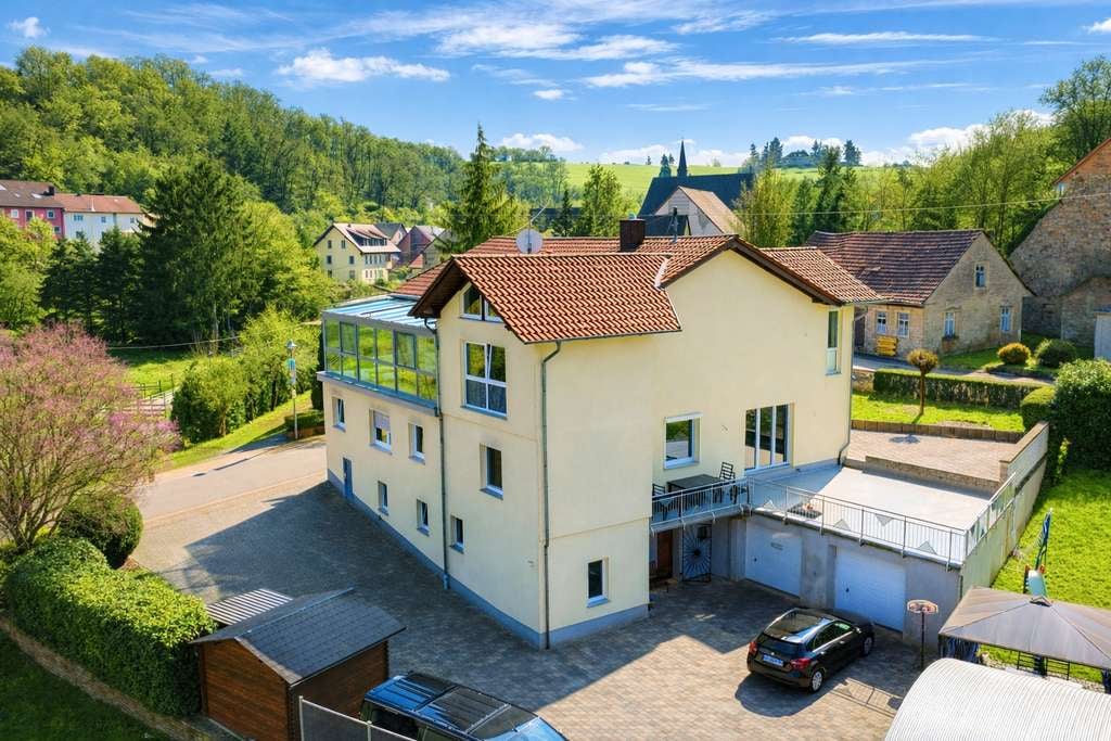 Immobilie in Abtweiler - Modernisiertes Zweifamilienhaus mit Wintergarten, PV-Anlage und großem Grundstück - Bild 0