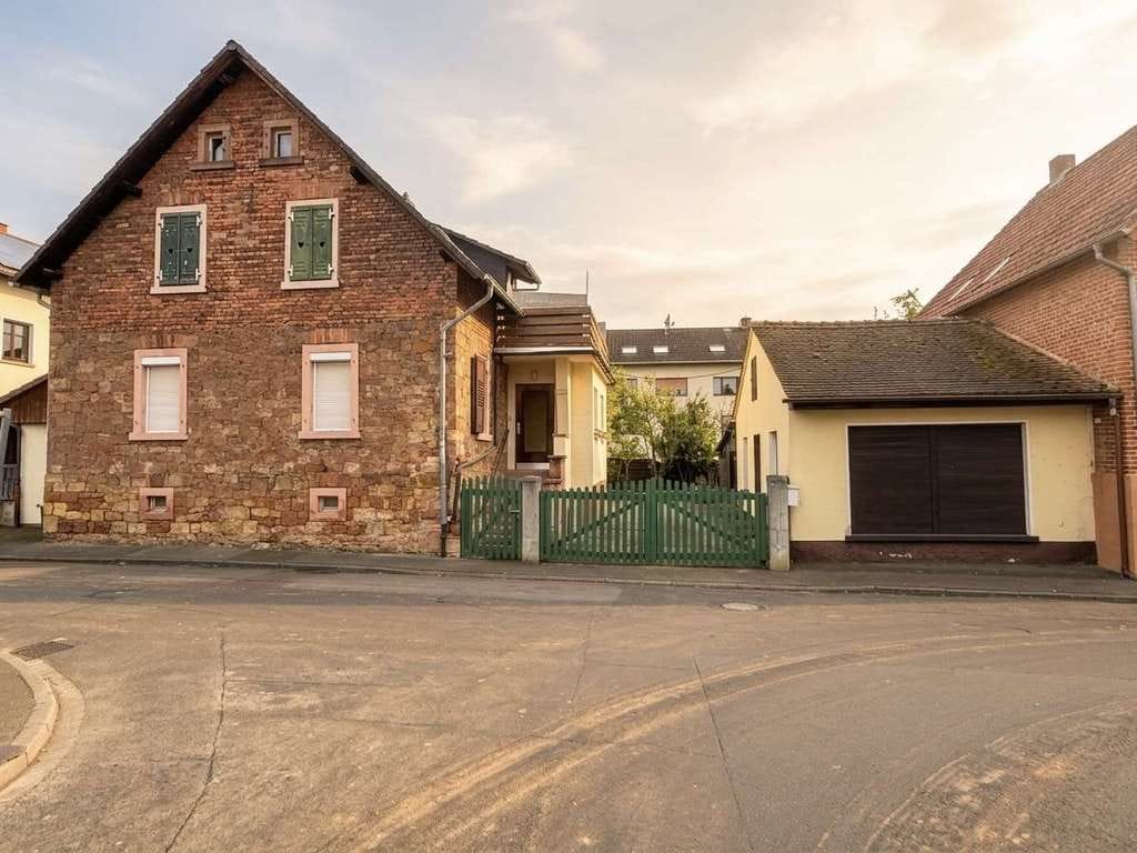 Immobilie in Gelnhausen - Raum für Ideen: Sanierungsbedürftiges Familienhaus mit Garten und Nebengebäuden in Gelnhausen/Roth - Bild 2
