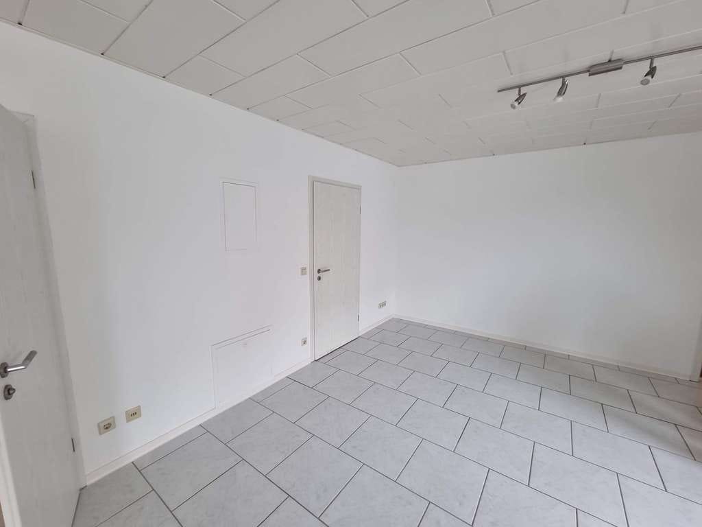 Immobilie in Burgrieden - 2-Zimmer Erdgeschosswohnung mit großem Wohnbereich, offener Küche und Garage - Bild 4