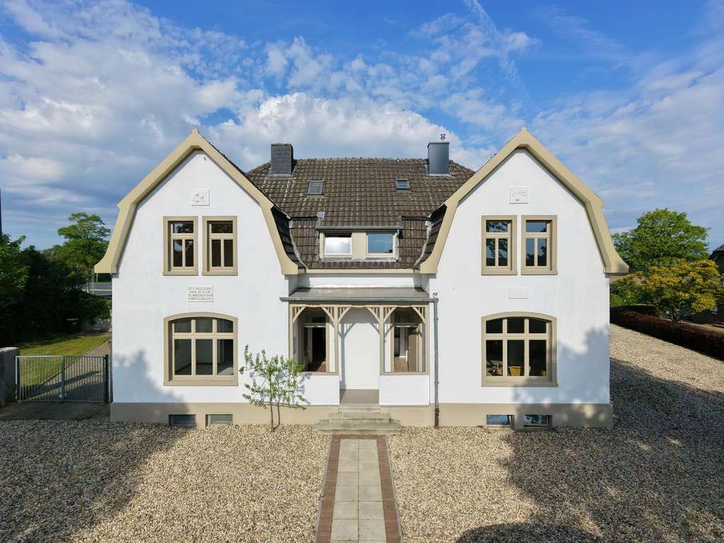 Immobilie in Kalkar - Doppeltes Wohnhaus mit großer Garage (eine Hälfte muß noch renoviert werden)) - Bild 1