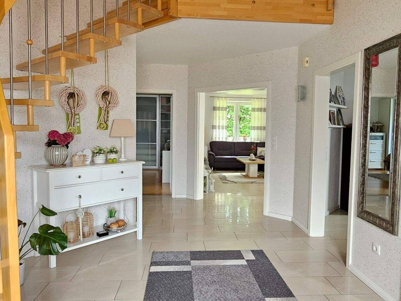 Immobilie in Löningen - Super gepflegter Bungalow mit ausgebautem Dachgeschoss und EBK, Badmöbel, etc. inklusive!!Überdachte und freie Terrasse! Carport mit Geräteraum! - Bild 2