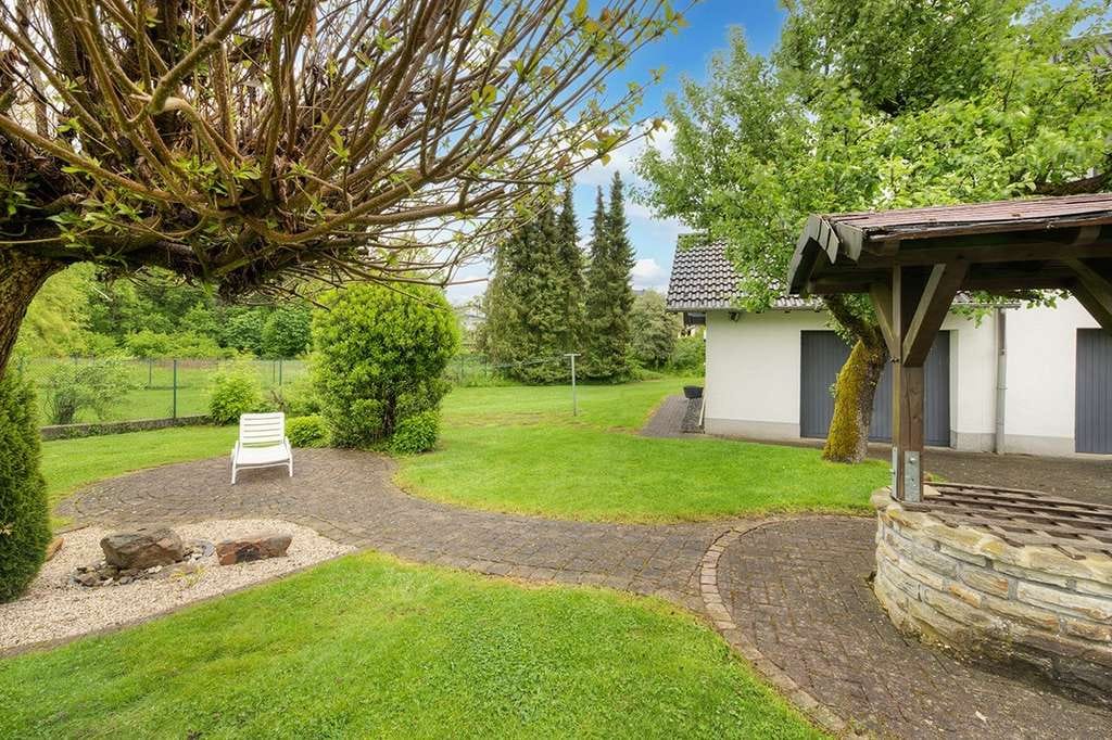 Immobilie in Helferskirchen - Großzügiges, gepflegtes Haus mit idyllischem Gartengrundstück  - Bild 2