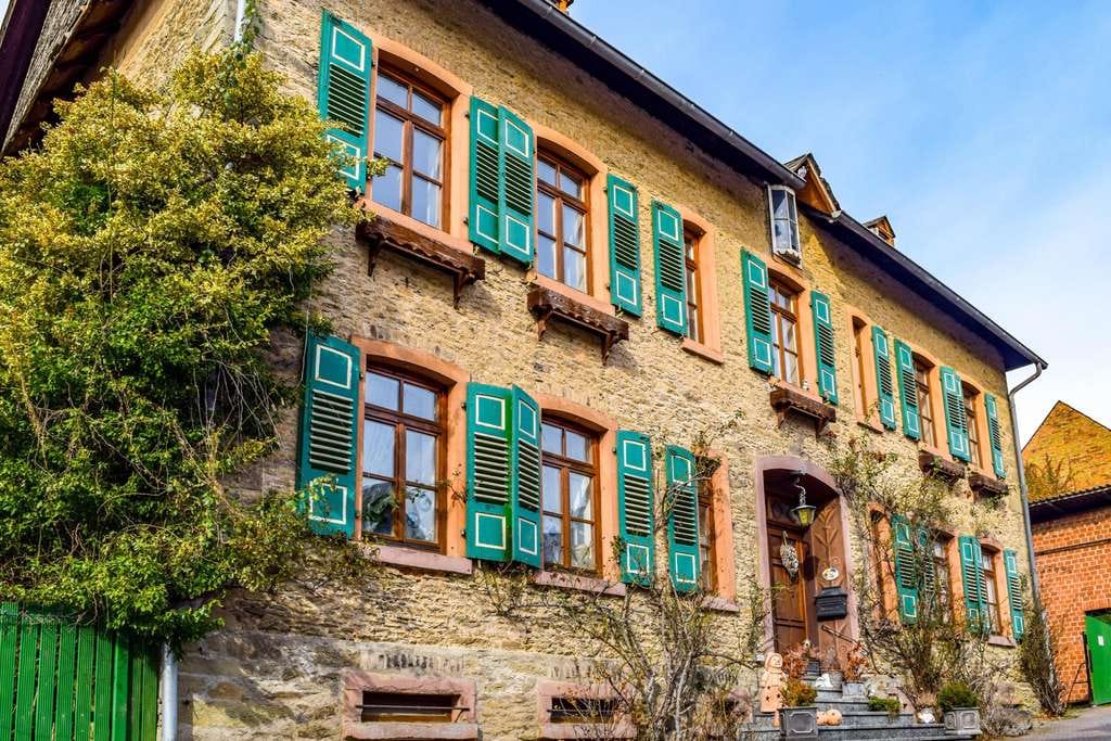 Immobilie in Brechen - Wunderschöner Dreiseitenhof mit Praxisgebäude für Liebhaber in der Mitte von Niederbrechen  - Bild 1