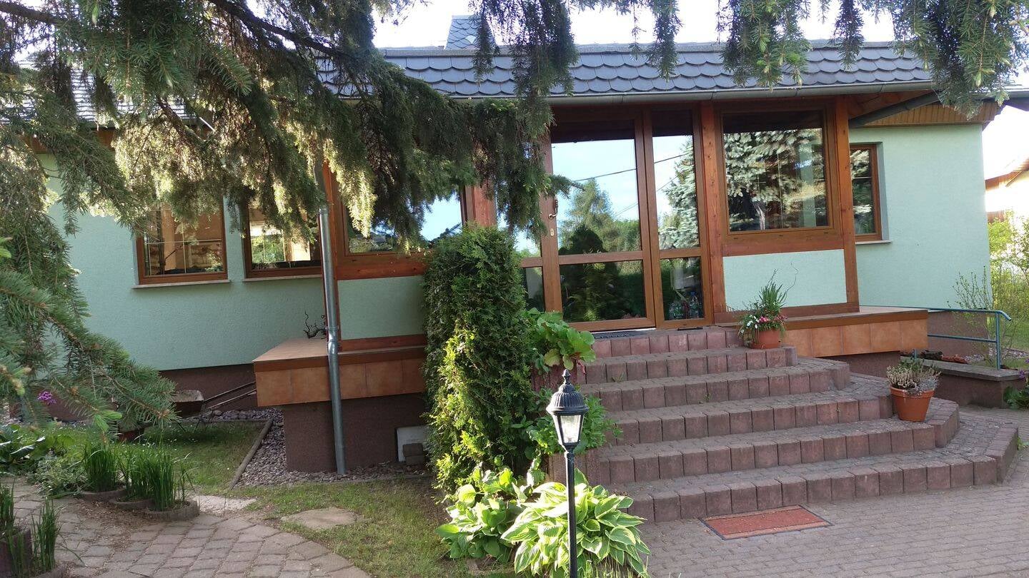 Immobilie in Georgenthal - Bungalow / Ferienhaus / Einfamilienhaus komplett saniert in Traumlage! Sehr ruhig am Wald gelegen! mit Kamin und Wintergarten! - Bild 2
