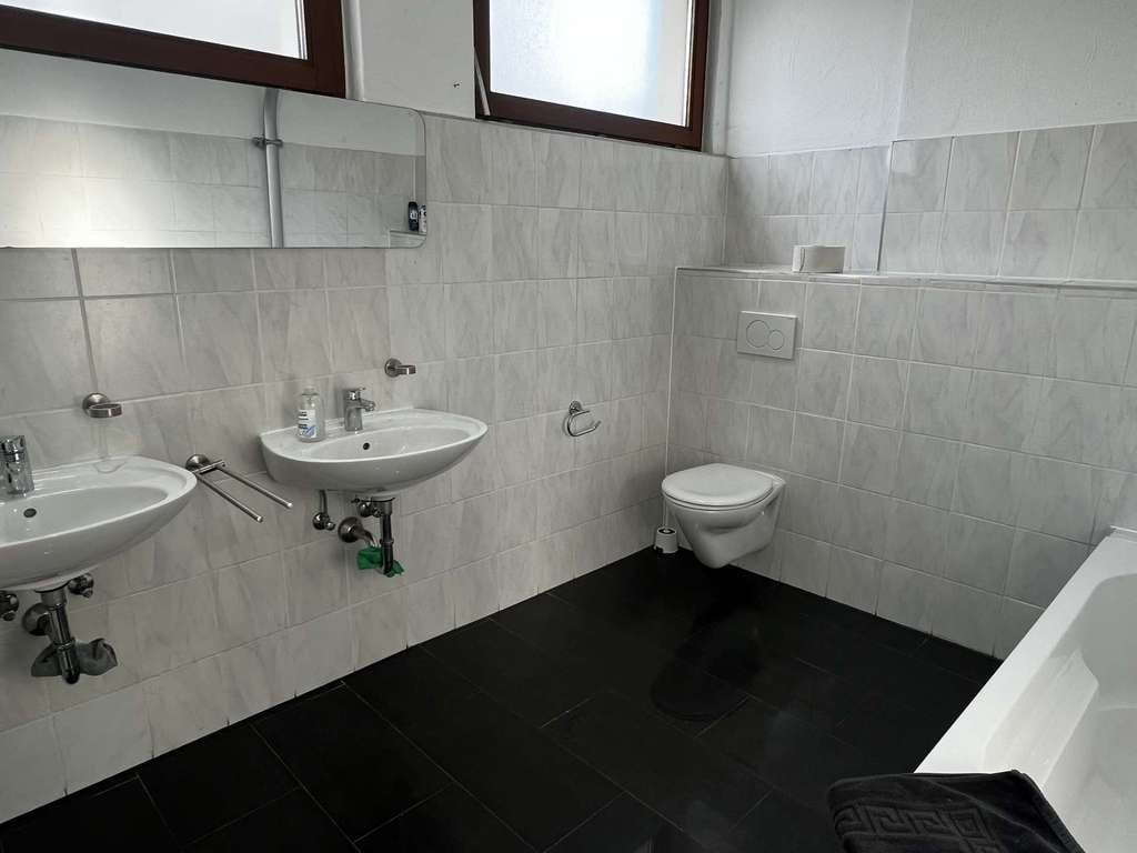 Immobilie in Niefern-Öschelbronn - Sehr großzügige 5 Zimmer Wohnung im Hinterhof mit Stellplatz zu verkaufen! - Bild 2