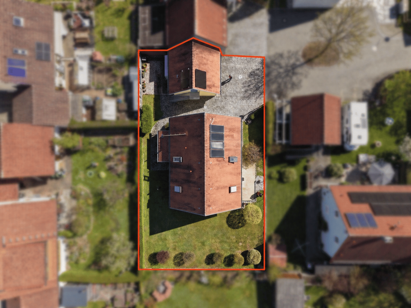 Immobilie in Altenstadt an der Waldnaab - Einfamilienhaus mit großzügigem Garten und Doppelgarage in hervorragendem Zustand - Erbbaugrundstück mit 70 Jahren Restlaufzeit - Bild 1