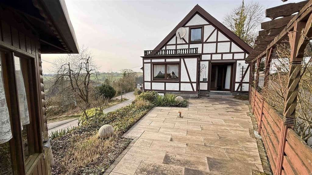 Immobilie in Reichshof - Für 160.000 € sofort einzugsfertig: gemütliches Fachwerkhaus mit großer Terrasse - Bild 3