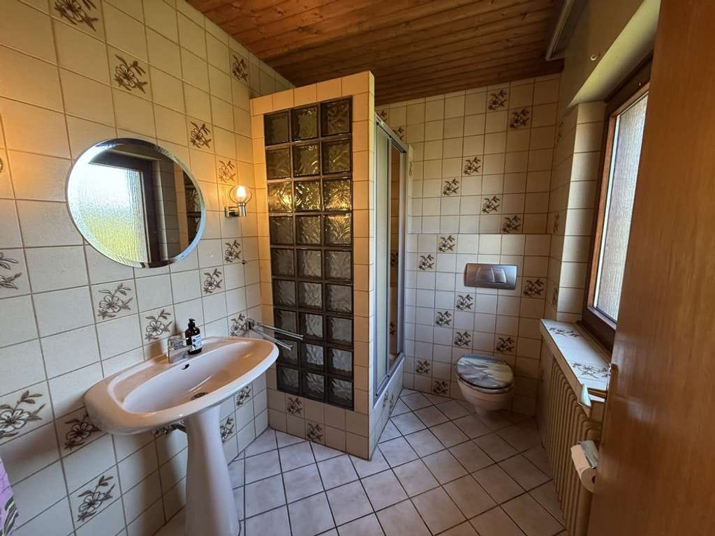 Immobilie in Leopoldshöhe - Ihr Familienprojekt: viel Land, viel Potenzial, klare Chance.
Einfamilienhaus mit zwei Garagen - Bild 1