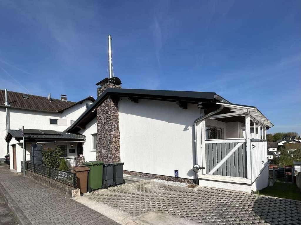 Immobilie in Hammersbach - Geräumiges Zweifamilienhaus mit 7 Zimmern in Hammersbach - Bild 0