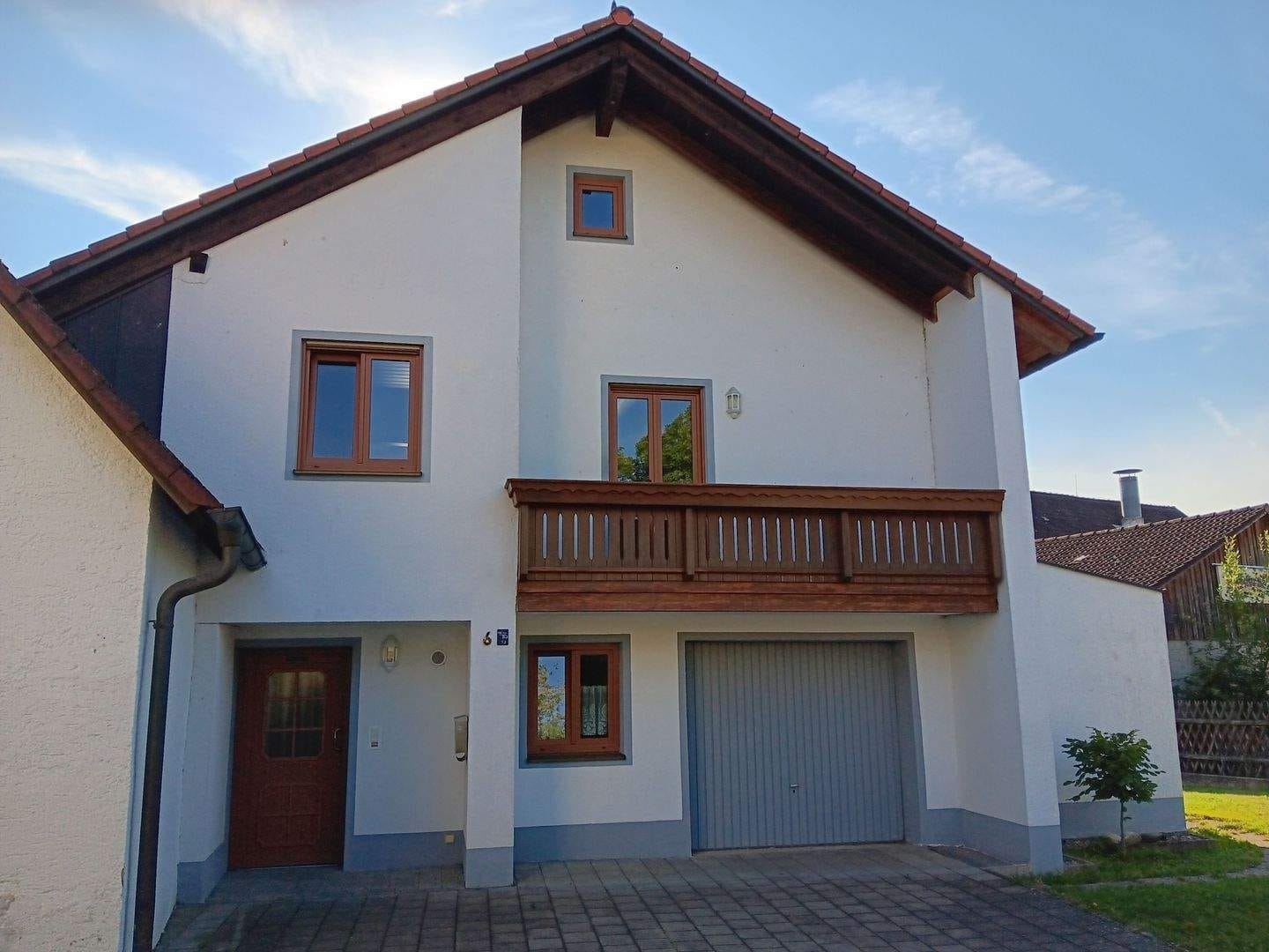Immobilie in Abensberg - 2 kleine Häuschen (alt + neu) mit Garage + viel Grund zum Preis 1 ETW - Bild 1