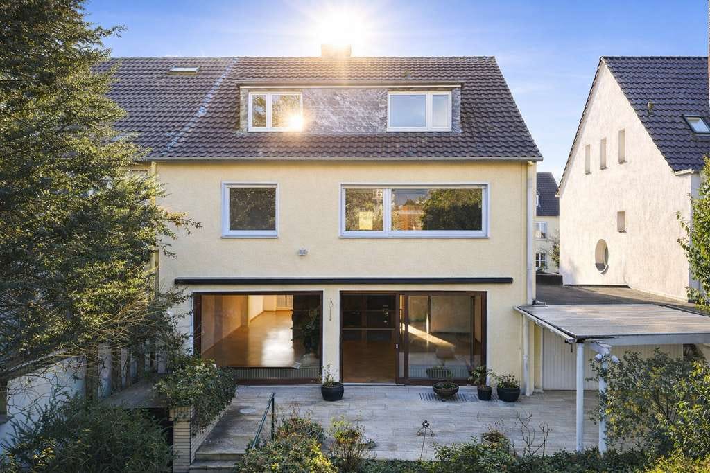 Immobilie in Hilden - Hilden Bestlage – Großzügiges Familienhaus mit Garten, vielseitig nutzbar - Bild 0