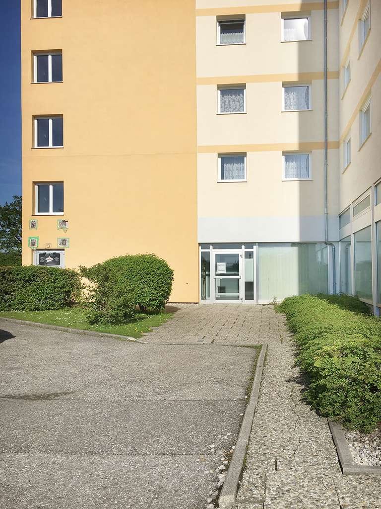 Immobilie in Traunreut - 52 m2 große 2-Zimmer Wohnung mit Balkon in ruhiger Lage in Traunreut - Bild 2