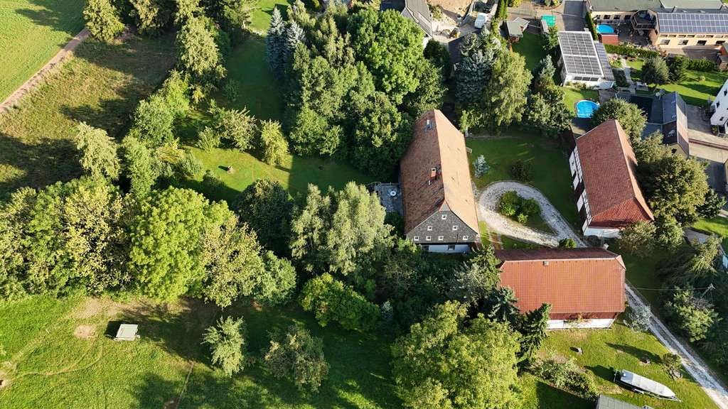 Immobilie in Neukirchen/Erzgebirge - Großzügiger 3-Seiten Hof mit traumhaftem Grundstück

 - Bild 0