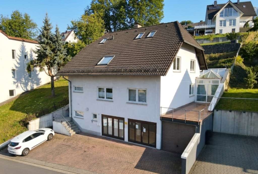 Immobilie in Melsungen - RESERVIERT Klassisch&solide!Attraktives Zweifamilienwohnhaus mit Zusatzräumen direkt am Schlosspark - Bild 0