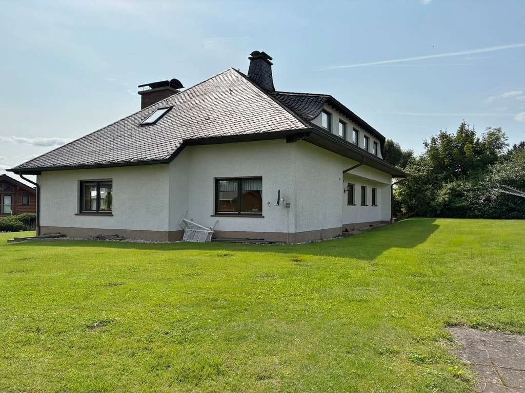Immobilie in Bleialf - **Großzügiges Familiendomizil mit Einliegerwohnung und viel Potenzial, in der Eifel** - Bild 1