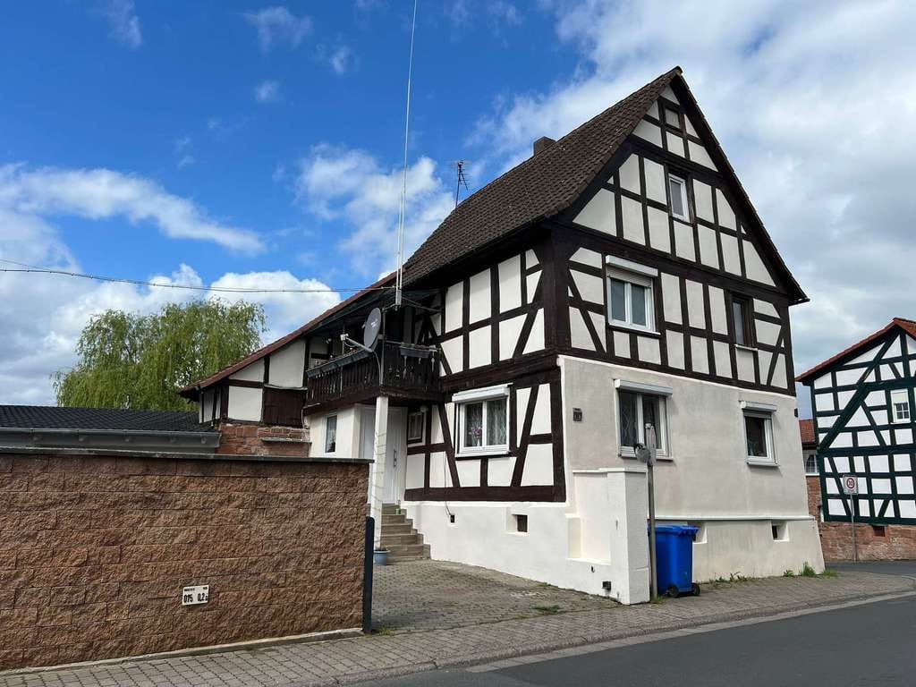 Immobilie in Hasselroth - ZWEI Häuser mit DREI Wohneinheiten in zentraler Ortslage – zum Preis von EINEM! - Bild 2