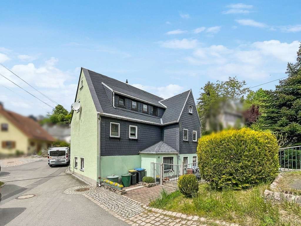 Immobilie in Grünhainichen - Charmantes Einfamilienhaus mit separatem Gartengrundstück in Grünhainichen - Wohnen mit Herz - Bild 1