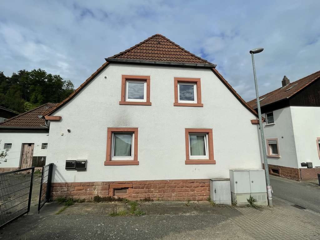 Immobilie in Weilerbach - Platz für Ihre Ideen: Sanierungsbedürftige Doppelhaushälfte in Weilerbach - Bild 0