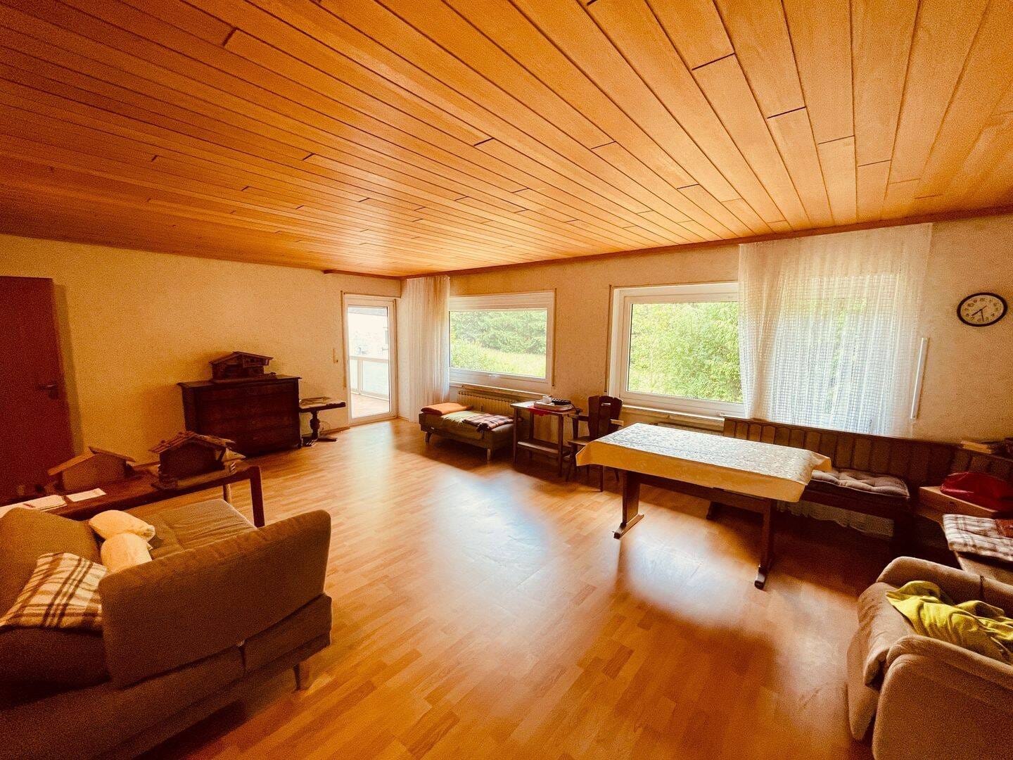 Immobilie in Eppenbrunn - "Außergewöhnlich wohnen und Pferdehaltung möglich !!"  Bungalow mit Einliegerwohnung und  Gewerbehalle (Stallungen) in Waldrandlage von 66957 Eppenbru - Bild 2