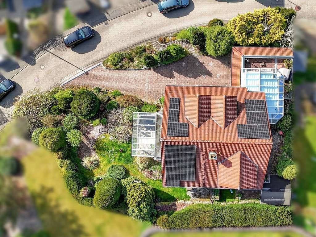 Immobilie in Höfen an der Enz - Exklusives Wohnen in Höfen: Einfamilienhaus mit Einliegerwohnung, Wintergarten & Sauna - Bild 1