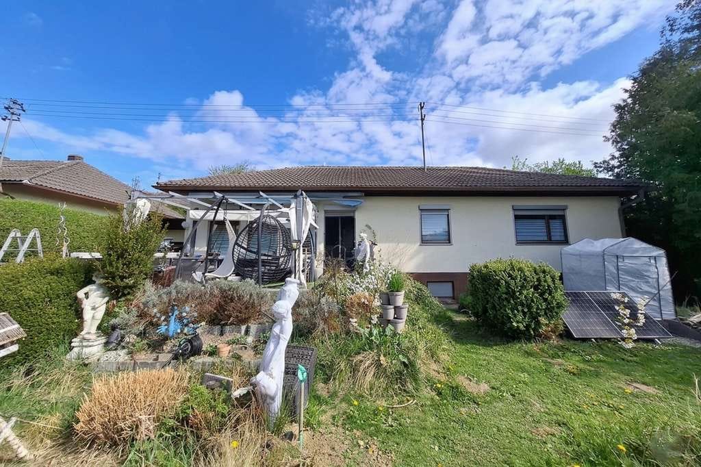Immobilie in Röhrmoos - Freistehendes EFH - Bungalowbauweise - vermietet - großes Grundstück in Röhrmoos-Großinzemoos! - Bild 0
