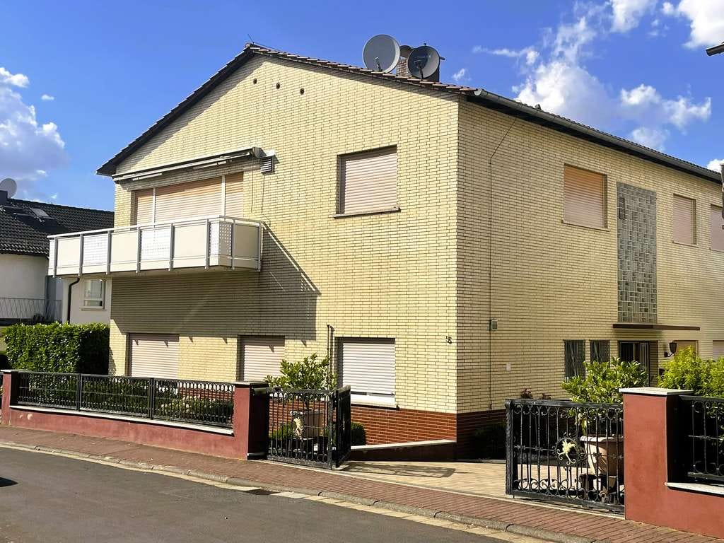 Immobilie in Niddatal - VON PRIVAT Großzügiges lichtdurchflutetes Ein-| Zweifamilienhaus mit Kamin, Keller, Garten u. Garage - Bild 0