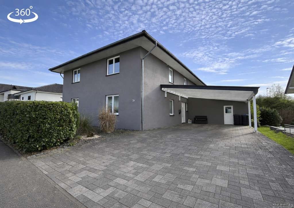 Immobilie in Klausen - Modernes Zweifamilienhaus mit Carport, Terrasse und Garten - Bild 0