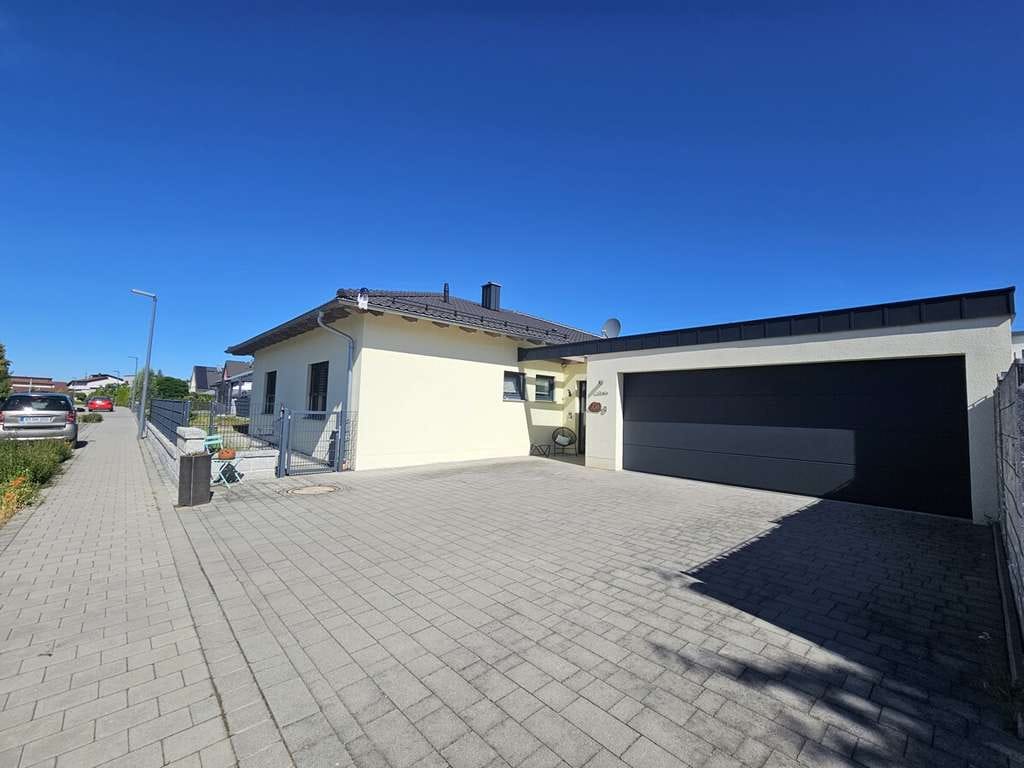 Immobilie in Schwarzenfeld - Moderner Bungalow mit großzügigem Garten, Doppelgarage und PV-Anlage! - Bild 1