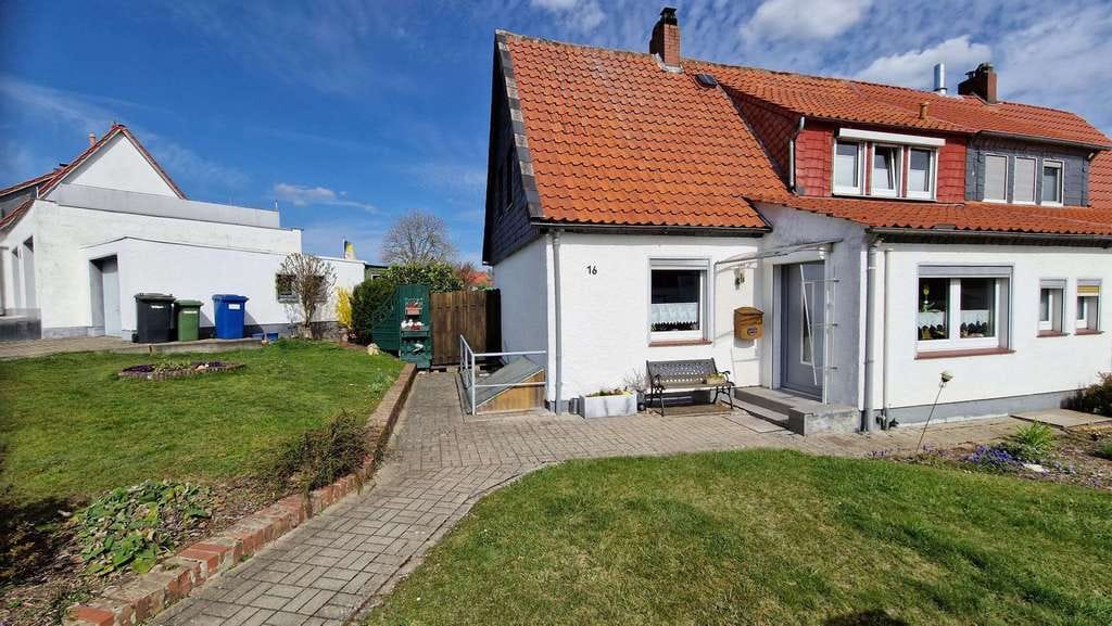 Immobilie in Schöningen - Mehr als vier Wände: Doppelhaushälfte mit Kamin & Gartenidylle in Schöningen - Bild 0
