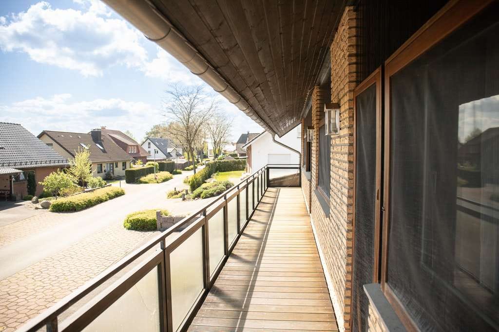 Immobilie in Schloß Holte-Stukenbrock - Freistehendes Mehrgenerationenhaus am Waldrand ca. 290 m² Wohnfl. - Bild 2
