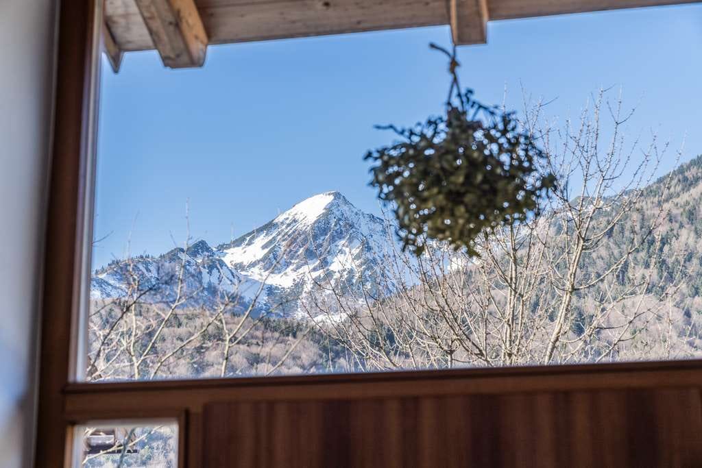 Immobilie in Schleching - Rarität in malerischer Lage:
Einzigartiges Anwesen im Landhaus-Stil mit Gästebereich und Alpenblick - Bild 4