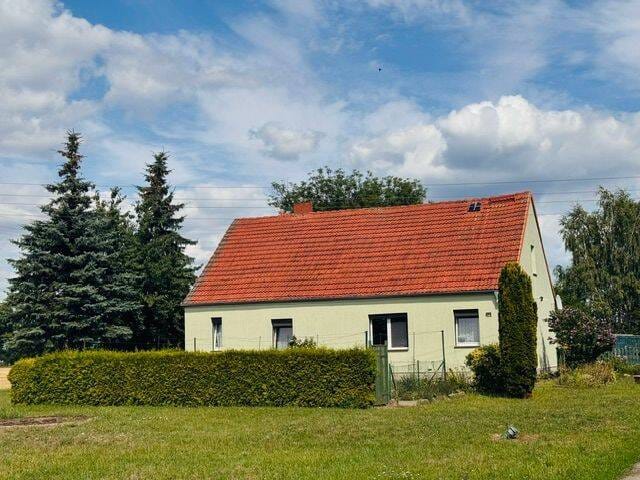 Immobilie in Golzow - Altes, teilmodernisiertes Bauernhaus, Nebengelasse und Garage in Alleinlage! - Bild 0