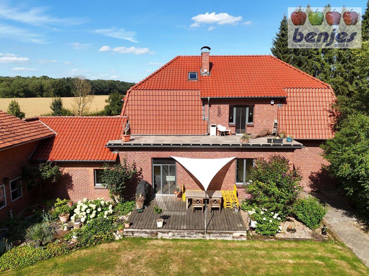 Immobilie in Sudwalde - Zur Ruhe kommen auf Ihrer "Insel im Grünen": Top saniertes Landhaus mit großen Scheunen - Bild 0