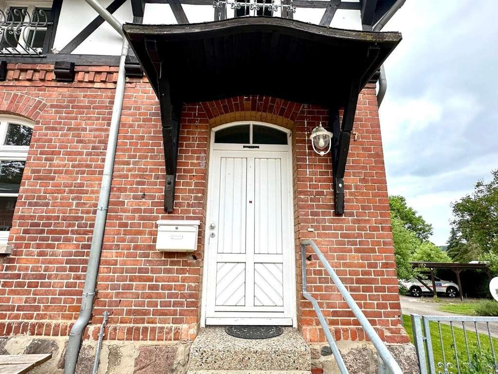 Immobilie in Mölln - HORN IMMOBILIEN ++ charmantes Zweifamilienhaus in Klein Helle, nur 15 min bis Neubrandenburg - Bild 1