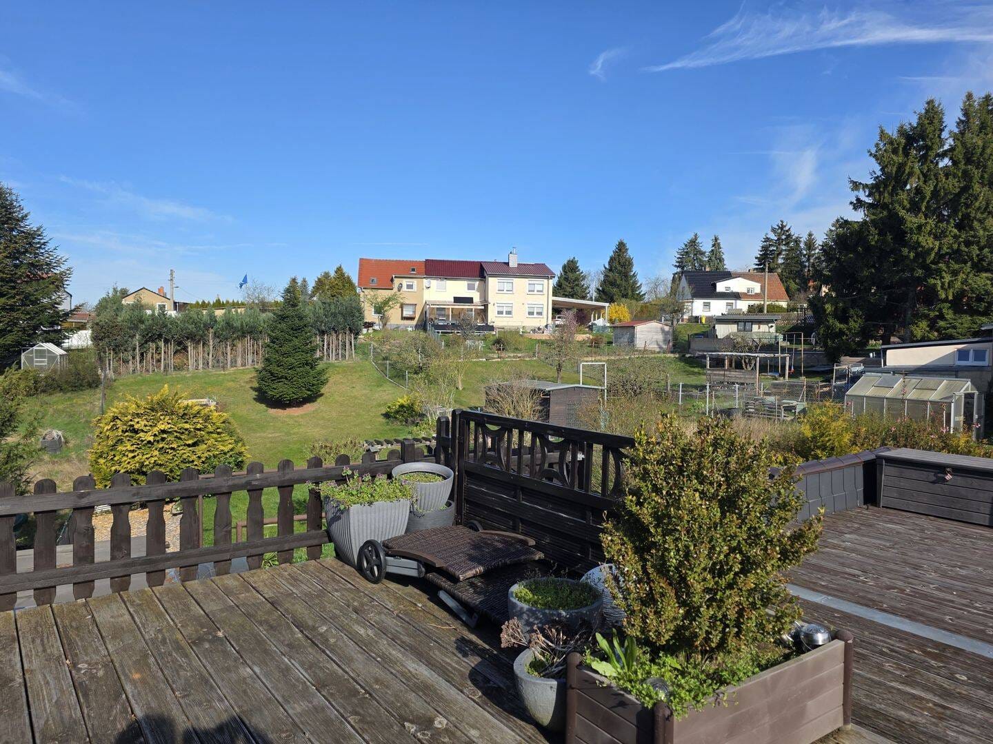 Immobilie in Eisenberg - Attraktive Doppelhaushälfte mit großzügigem Grundstück und  sonniger Dachterrasse.  - Bild 3