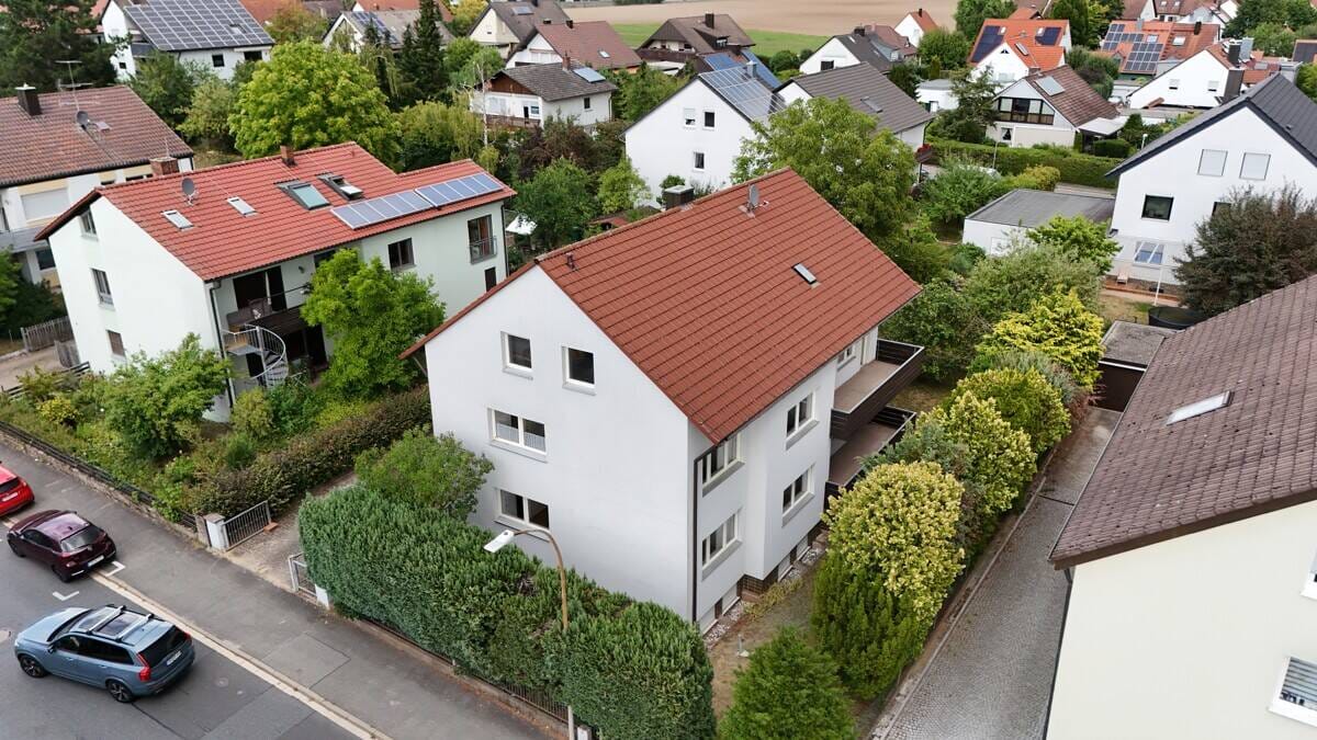 Immobilie in Herzogenaurach - Schickes Mehrfamilienhaus mit 3 Einheiten & Ausbaureserve – Toplage Herzogenaurach! - Bild 2