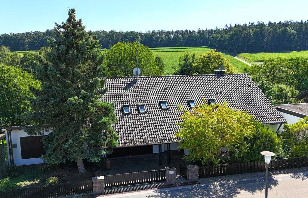Immobilie in Heilsbronn - Exklusives Einfamilienhaus mit innenliegendem Pool - einmalige Gelegenheit! - Bild 1