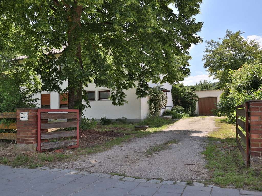 Immobilie in Nittendorf - Sanierungsbedürftiges Zweifamilienhaus mit großem Grundstück! - Bild 1