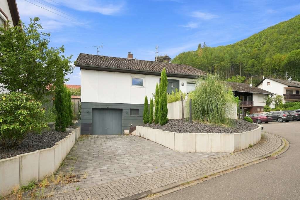 Immobilie in Lug - Freistehender Bungalow mit Garten, Terrasse & wohnlich ausgebautem Keller in Lug - Bild 2