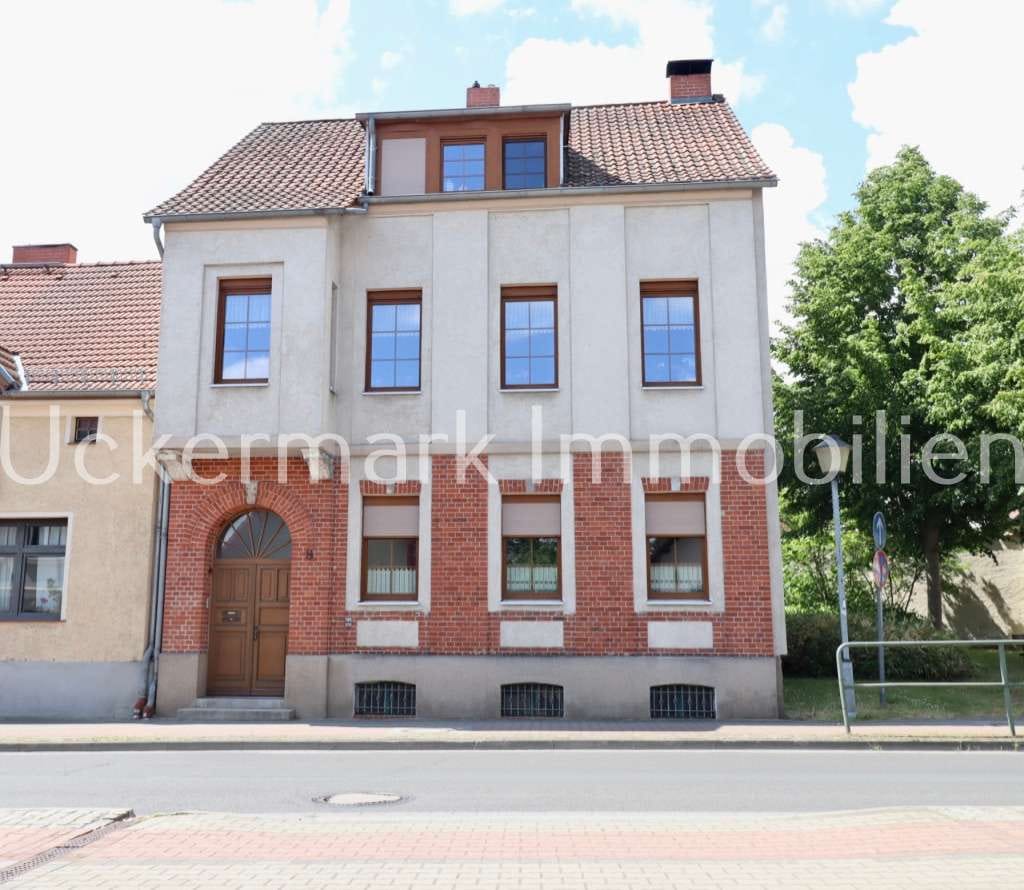 Immobilie in Lychen - Mehrfamilienhaus mit zwei WE in Lychen - Seeblick inklusive - Bild 0