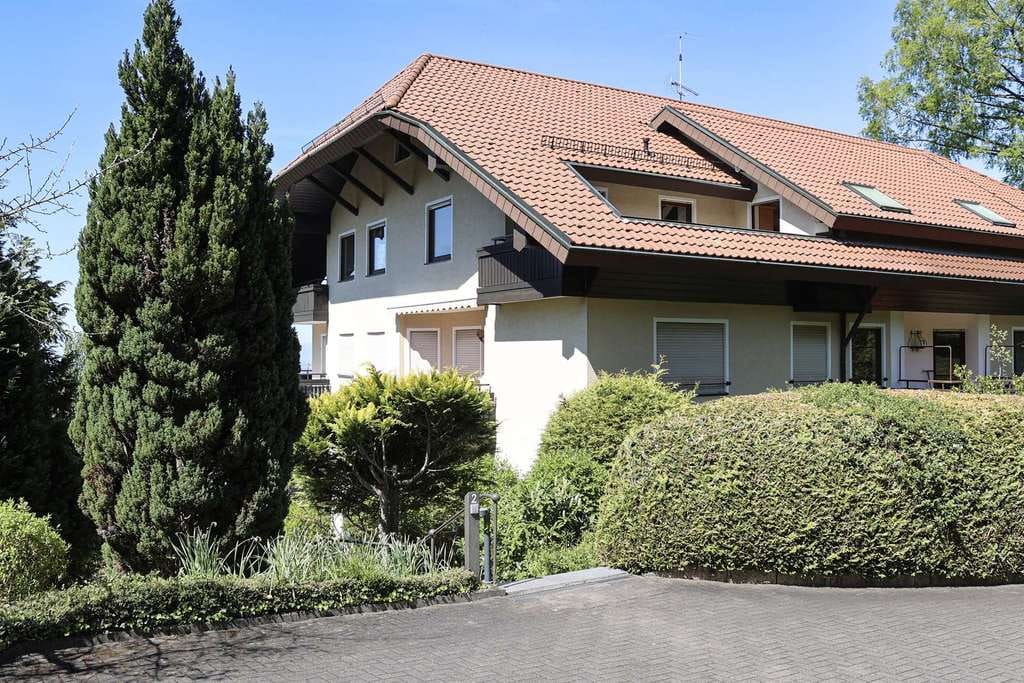 Immobilie in Badenweiler - 2-Zimmer Wohnung mit Aufzug und Stellplatz- Ideale Kapitalanlage oder zukünftiges Eigenheim - Bild 2