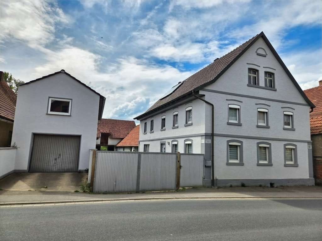 Immobilie in Königsberg in Bayern - Dreiseithof mit historischem Flair! Viele Nebengebäuden, große Grünfläche -Tierhaltung möglich- - Bild 0
