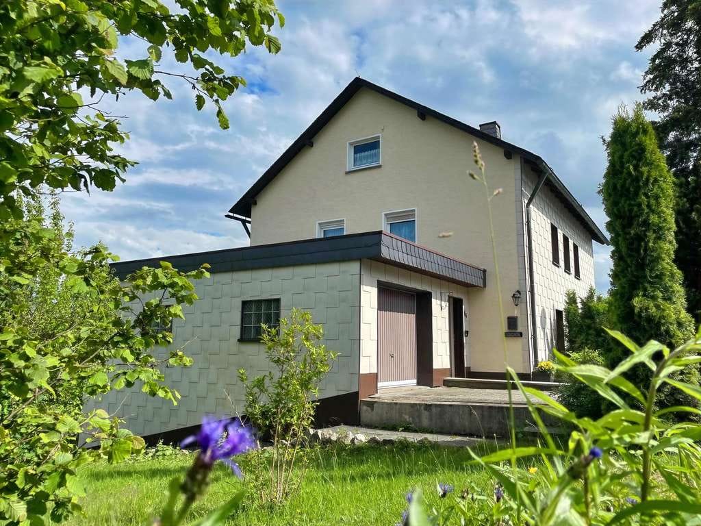 Immobilie in Geroldsgrün - Zweifamilienhaus auf großem Grundstück in Geroldsgrün - Bild 2