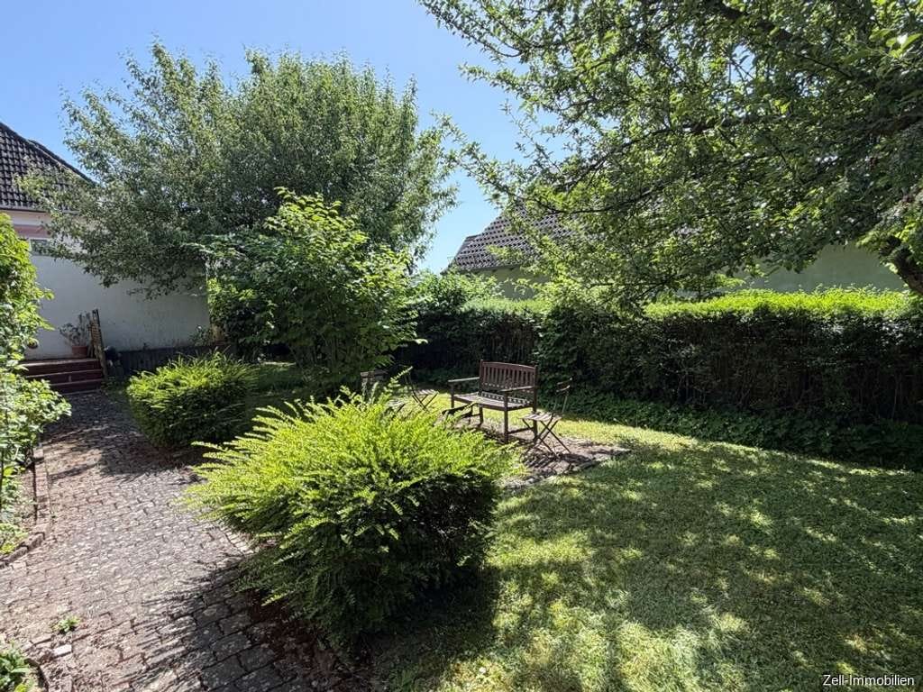 Immobilie in Geisenheim - Freistehendes Einfamilienhaus mit schön angelegtem Grundstück und Garage - Bild 3