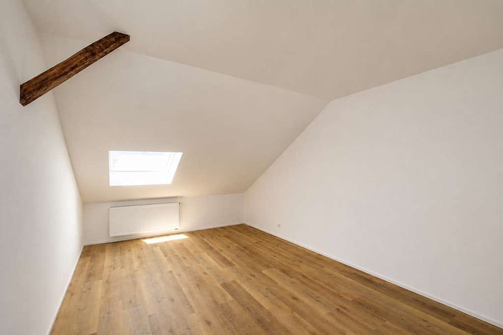 Immobilie in Maxdorf - Kernsaniert auf Neubauniveau: Moderne 4-Zimmer-Dachgeschosswohnung mit überdachter Dachterrasse - Bild 3