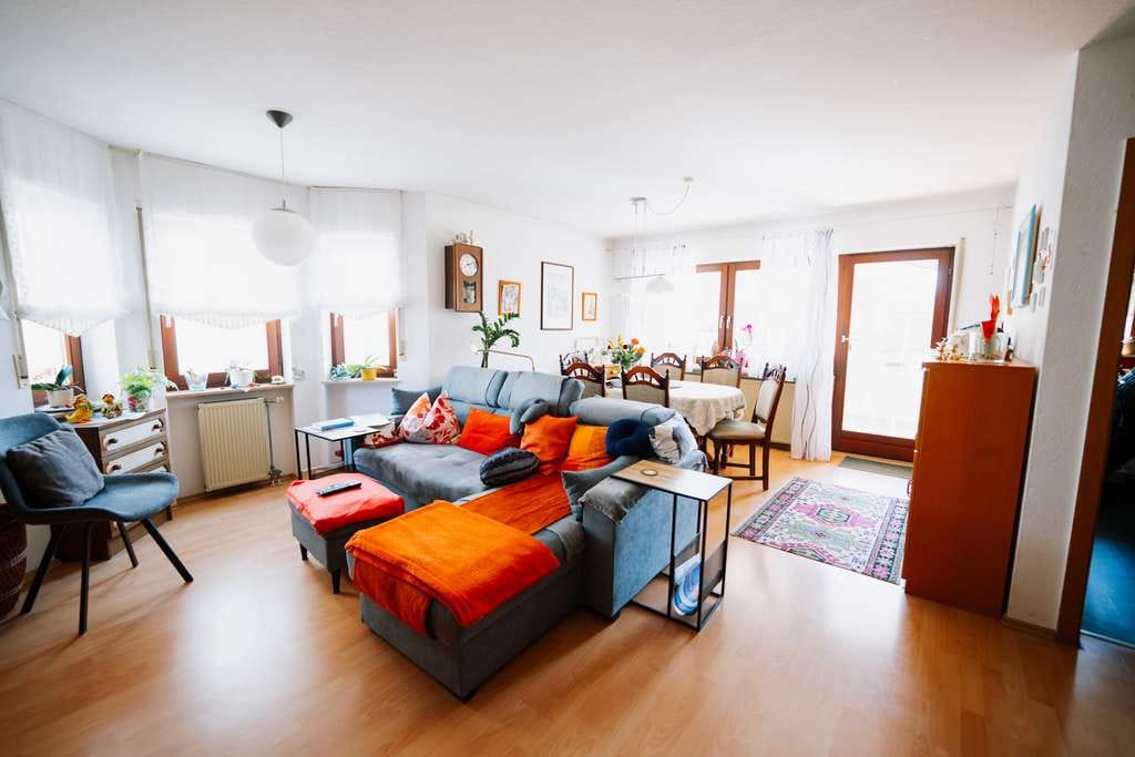Immobilie in Neuenstadt am Kocher - Charmante 3-Zimmer-Wohnung mit Terrasse, Garten und Tiefgarage in Neuenstadt a. K - Bild 2