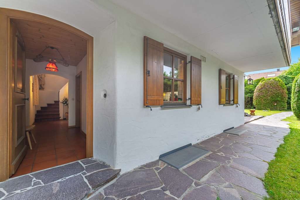 Immobilie in Straßlach-Dingharting - Landhausidylle im Grünen - freistehendes Einfamilienhaus mit viel Platz und Liebe zum Detail - Bild 4