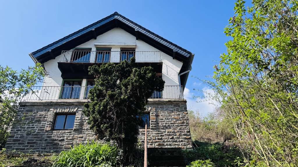 Immobilie in Remagen - Viel Platz für Ideen: Großzügiges Einfamilienhaus mit idyllischem Garten für F - Bild 0