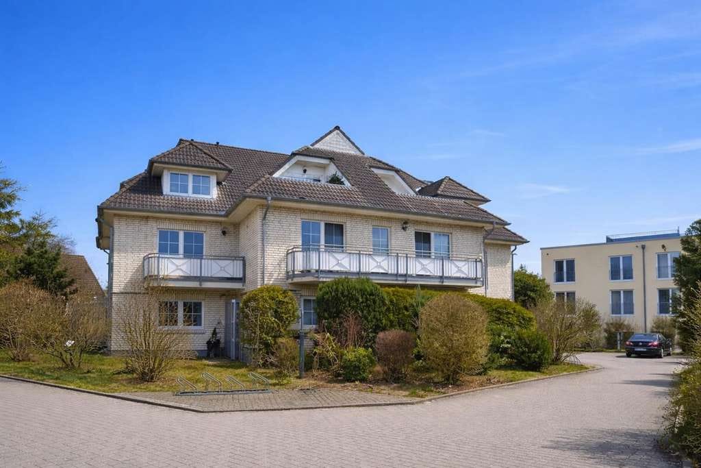 Immobilie in Neubrandenburg - HORN IMMOBILIEN++ Neubrandenburg, helle 3-Raum Eigentumswohnung mit Balkon, Stellplatz und Einbauküc - Bild 2
